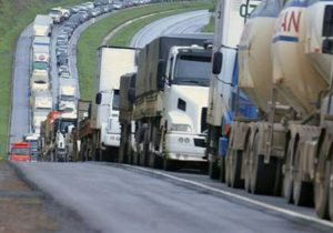Paralisação de caminhoneiros e petroleiros ameaçam greve contra a privatização