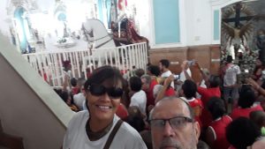 Jorge Teles, sua esposa, Rosemary Ribeiro Lamônica, e fiéis vestidos de vermelho.