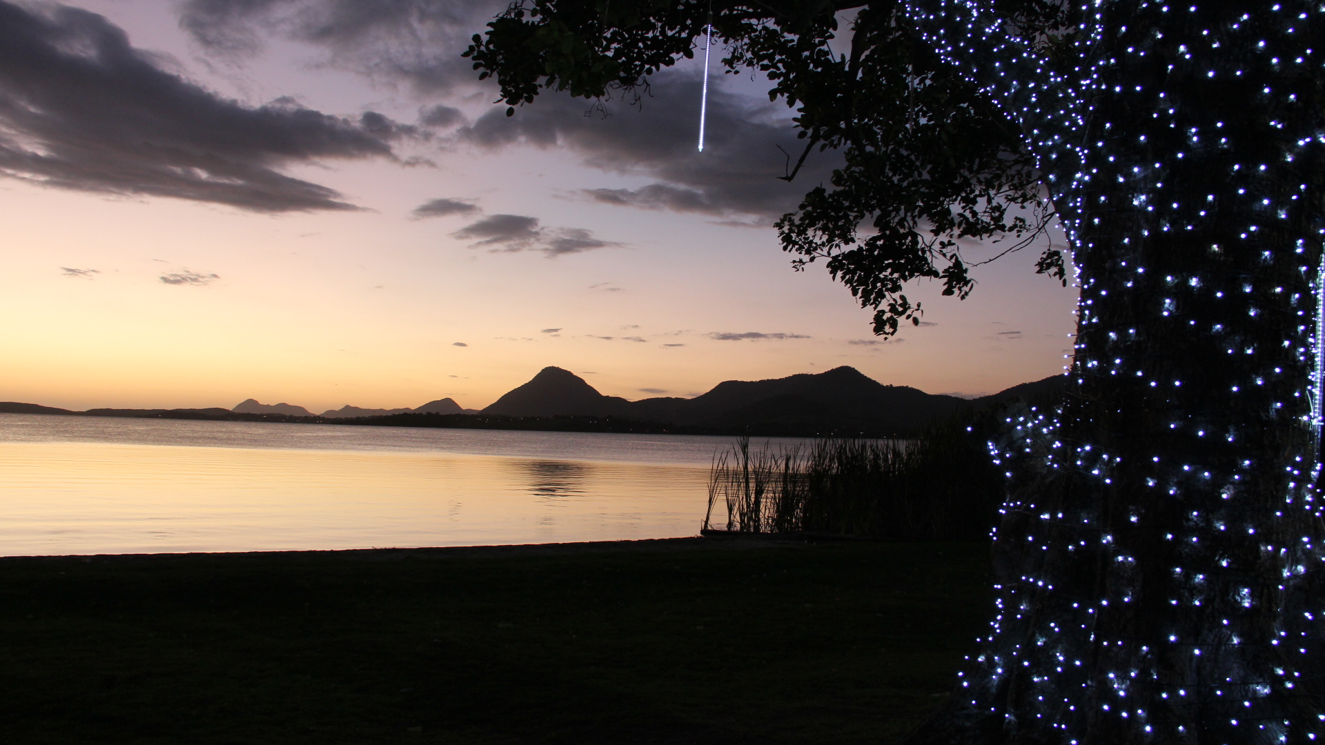 Natal iluminando a Lagoa de Araçatiba em Maricá. Veja o DESFILE