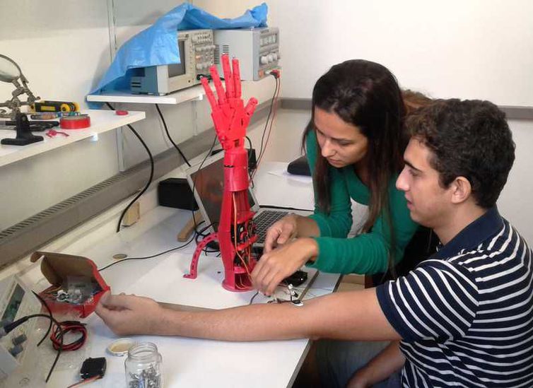 Prótese de baixo custo é criada por universitários do Rio
