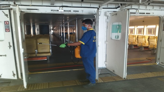 Desinfecção diária de estações e embarcações da CCR Barcas