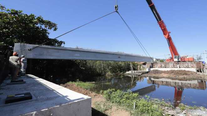 Prefeitura instala parte das vigas na ponte da Rua 53