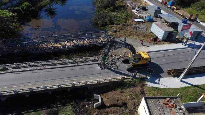 Ponte da Rua 70, em Itaipuaçu, começa a ser demolida