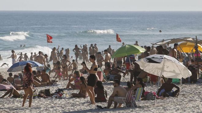 Praias do Rio de Janeiro ficam cheias com sol forte e calor