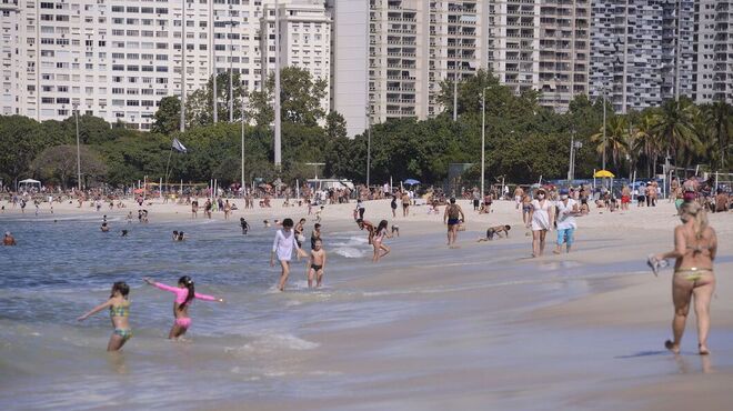 Cariocas se aglomeram nas praias do Rio