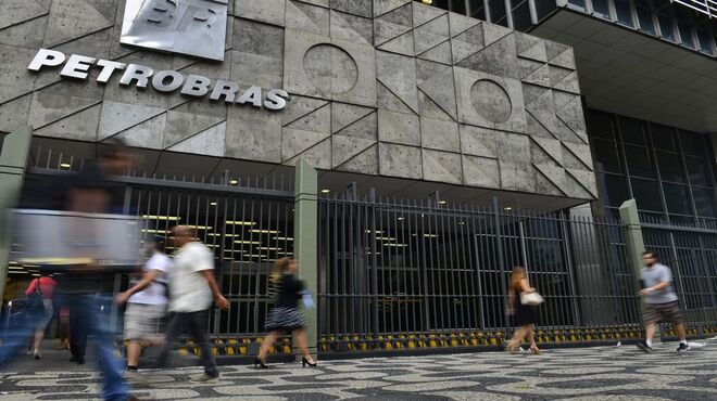 Preço do litro da gasolina sobe 4% nas refinarias, anuncia Petrobras