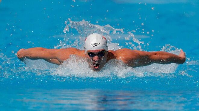 Nicholas Santos vence 50m borboleta e fica perto do recorde mundial