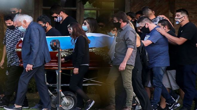 “Adios Diego”: Maradona é enterrado e mundo mostra seu luto pela perda