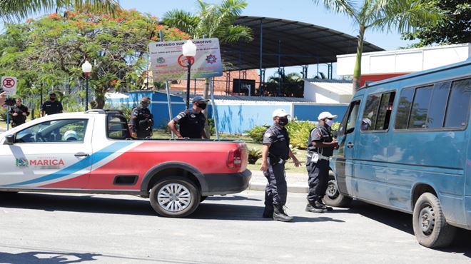 Fiscalização de ônibus e vans de turismo não autorizadas em Ponta Negra