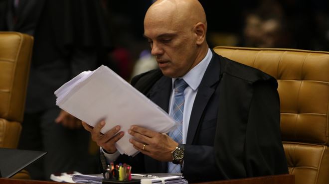 Moraes mantém inquérito sobre suposta interferência do presidente na PF