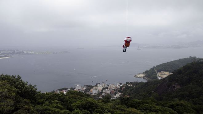 De máscara, Papai Noel chega ao Rio de Janeiro em grande estilo
