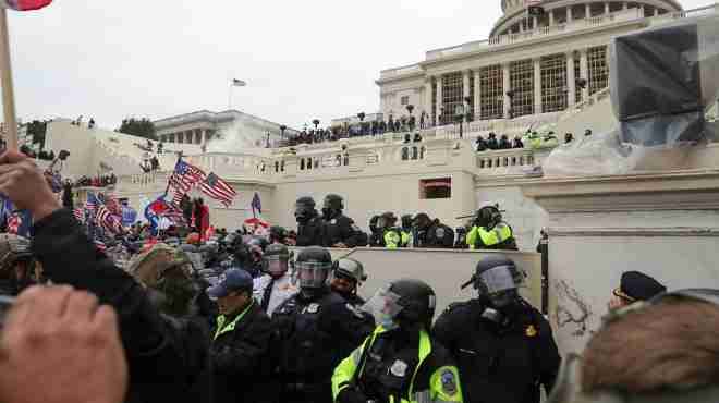 Protesto interrompe sessão do Congresso dos Estados Unidos para validar eleição