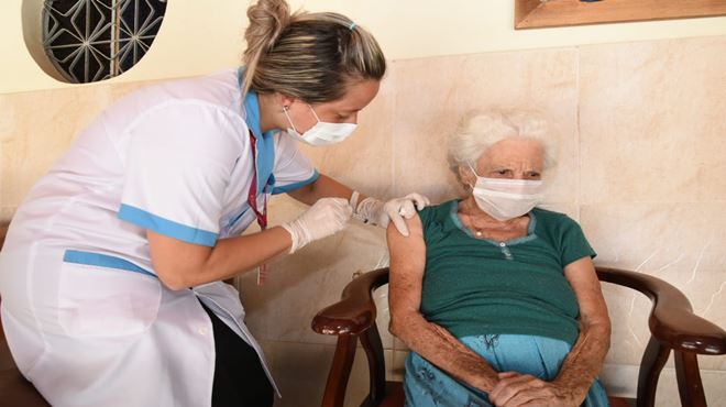 Vacina chega às instituições de longa permanência para idosos