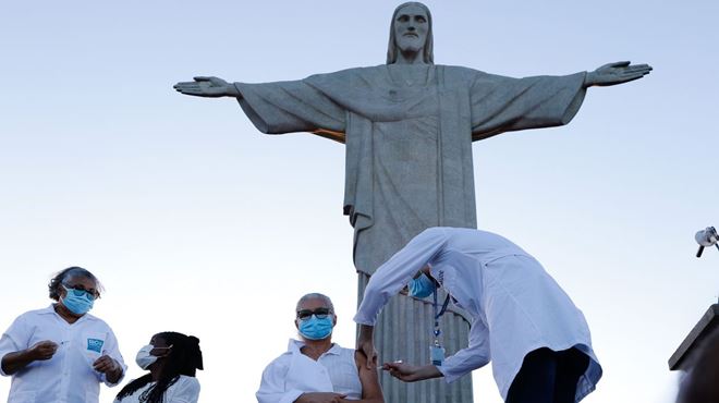 Rio dá início oficial à vacinação contra a covid-19 aos pés do Cristo
