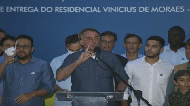Bolsonaro diz que governador que fechar estado deve bancar auxílio emergencial