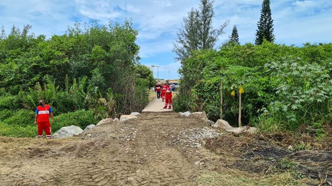 Intervenção em ponte improvisada construída por moradores em Itaipuaçu