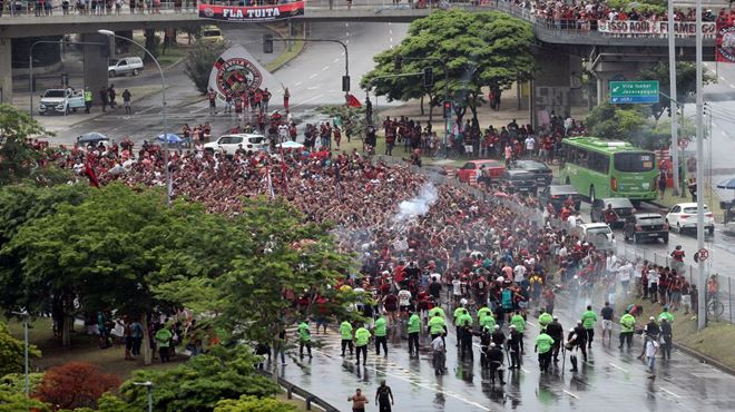 PM dispersa torcedores do Flamengo que se aglomeravam no entorno do Maracanã
