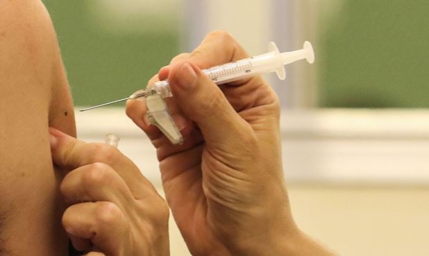 Governo formaliza contrato com Fiocruz para vacina de Oxford