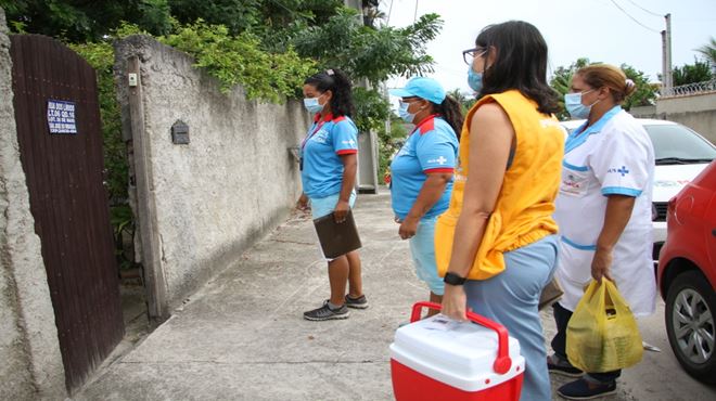 Idosos de 85 a 89 anos recebem em casa a primeira dose da vacina contra a Covid