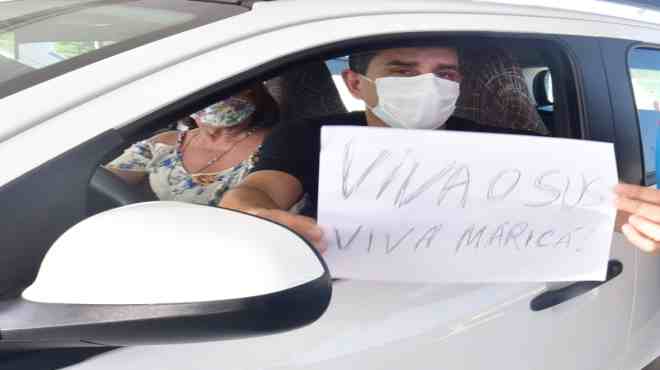 Mãe do prefeito Fabiano Horta recebe primeira dose no posto volante de Araçatiba