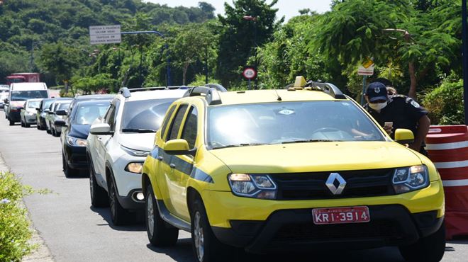 Barreiras sanitárias abordam 23.692 veículos no fim de semana em Maricá