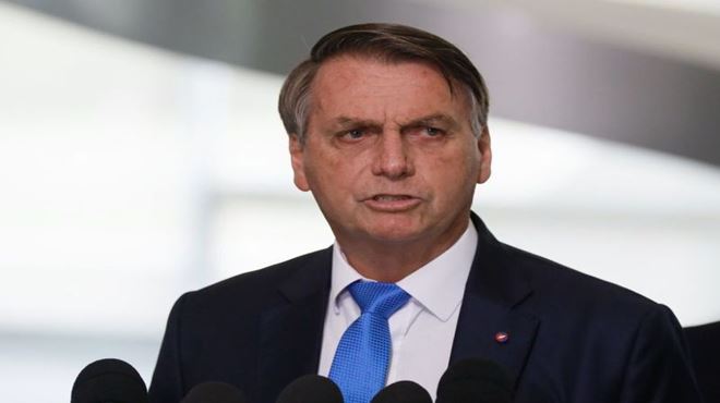 Sem máscara, Bolsonaro volta a dizer que não adianta ficar em casa