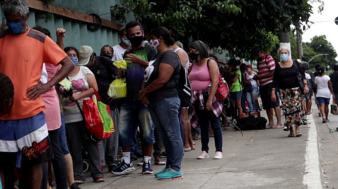 Famílias se aglomeram por comida no maior centro atacadista de alimentos da América Latina
