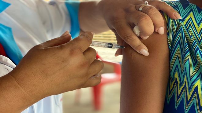 Prefeito do Rio diz que não tem previsão de retomada da vacinação