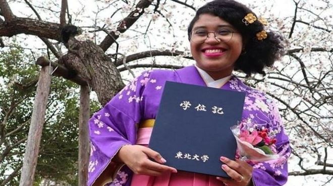 Acadêmica brasileira viraliza unindo kimono e cabelo afro no Japão