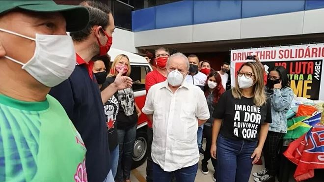 Ex-presidente Lula participa de campanha de arrecadação de alimentos em SBC