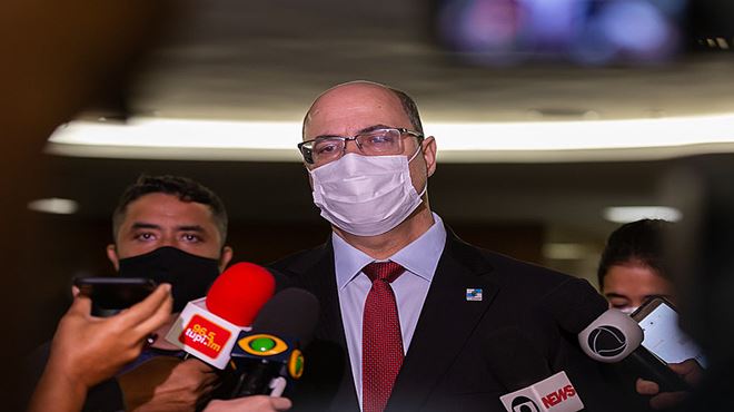 Após tentar adiar interrogatório, Witzel depõe e chora em defesa contra impeachment