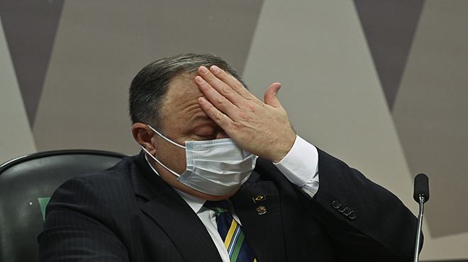 Na CPI, Pazuello dá declarações contrárias às de Mandetta e Teich e protege Bolsonaro