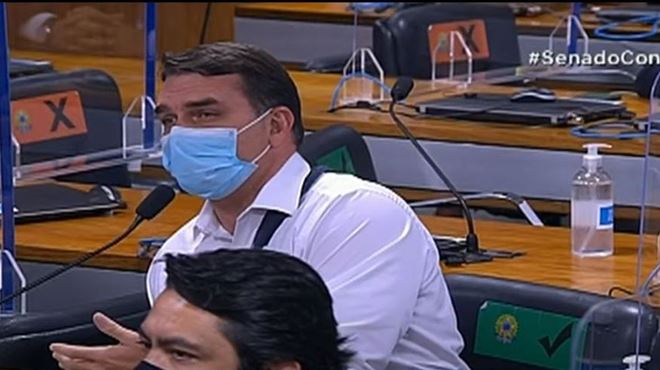 Flávio Bolsonaro chama Renan Calheiros de vagabundo e manda senador “se fu…” em sessão da CPI da Pandemia