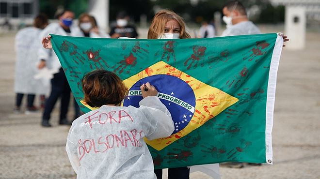 Casos de covid-19 voltam a subir no Brasil; OMS aponta nível ‘inaceitavelmente alto”