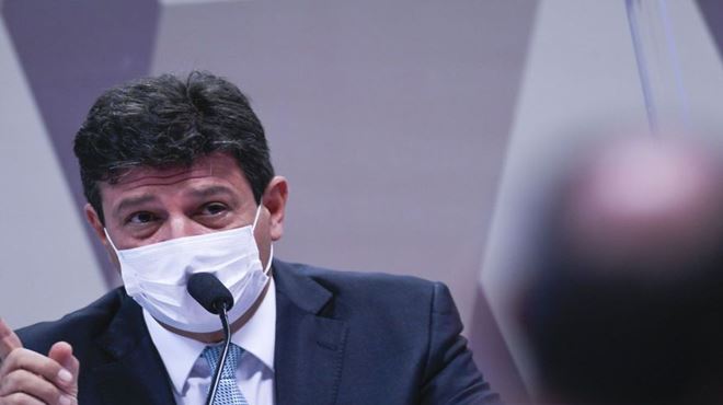 Mandetta afirma que apresentaram a ele proposta de decreto para mudar bula da hidroxicloroquina