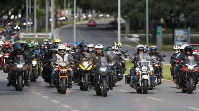 Bolsonaro ignora regras sanitárias e gera aglomeração com motoqueiros em Brasília