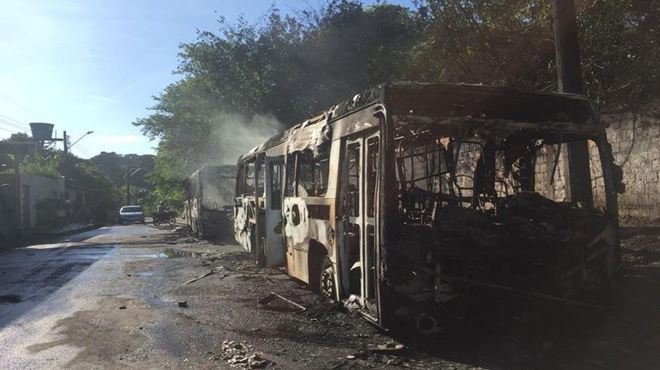 Ambulância e diversos ônibus são incendiados na madrugada durante atentados em Manaus