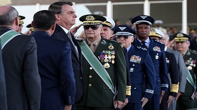 Militares buscam privilégios em cargos no governo Bolsonaro, diz William Nozaki