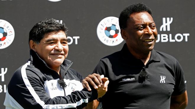 Pelé comemora homenagem que Conmebol prestou ao ex-jogador Diego Maradona