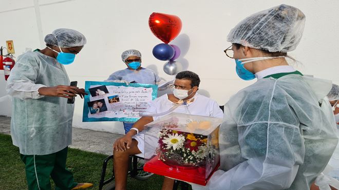 Paciente do Hospital Dr. Ernesto Che Guevara comemora 19 anos de casado com homenagem da esposa e primeira saída do CTI