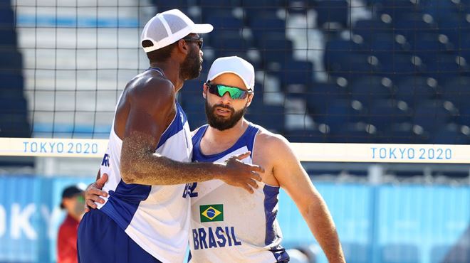 Olimpíada: Evandro e Bruno Schmidt seguem invictos no vôlei de praia