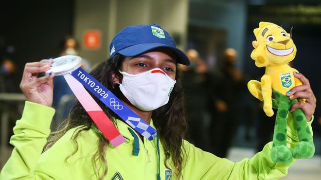 Rayssa Leal dispensa festa na chegada ao Brasil