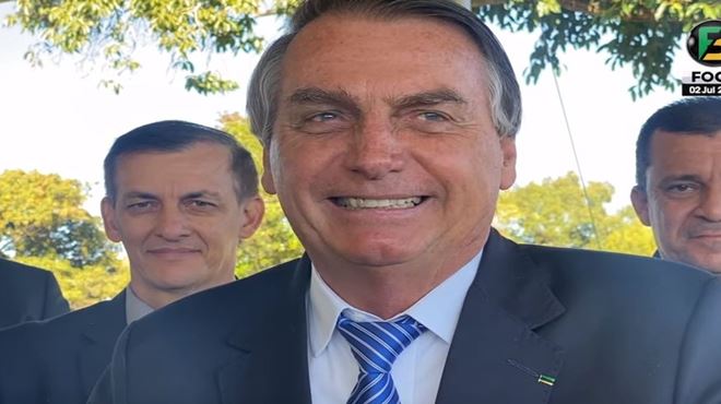 Para Bolsonaro, Eduardo Leite busca "cartão de vista" e está "se achando o máximo" ao se declarar gay