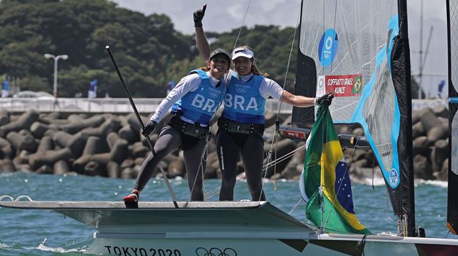 Martine Grael e Kahena Kunze fecham regata da medalha em 3º lugar e fatura ouro no Japão