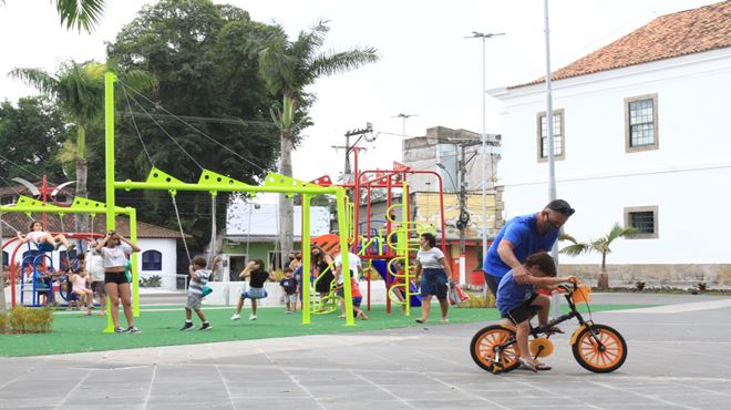 Moradores de Maricá aproveitam fim de semana na Praça Orlando de Barros Pimentel