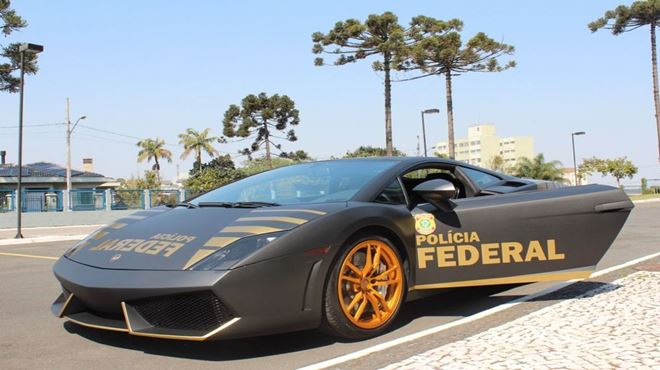 Lamborghini de R$ 800 mil é usada para ações da Polícia Federal em Curitiba