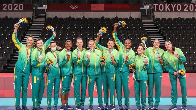 Brasil é prata no vôlei feminino após ser superado pelos EUA em Tóquio