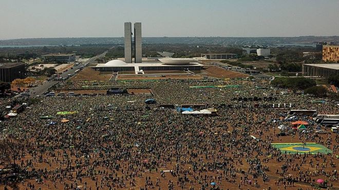 Bolsonaro faz ameaças golpistas ao STF e Fux em ato com milhares em Brasília