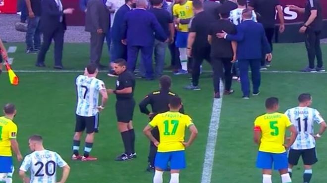 O jogo entre Brasil e Argentina pelas Eliminatórias da Copa de 2022 foi suspenso neste domingo (05). A Anvisa determinou neste domingo, 5, a deportação de quatro jogadores da seleção argentina que entraram em solo brasileiro descumprindo as regras sanitárias do país.