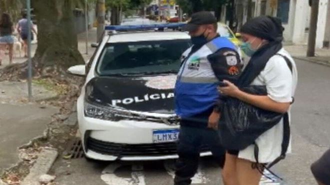 Mulher é presa por fraudes no Rio de Janeiro; ela afirmava ter câncer e fingia fazer PIX em compras e serviços, diz Polícia